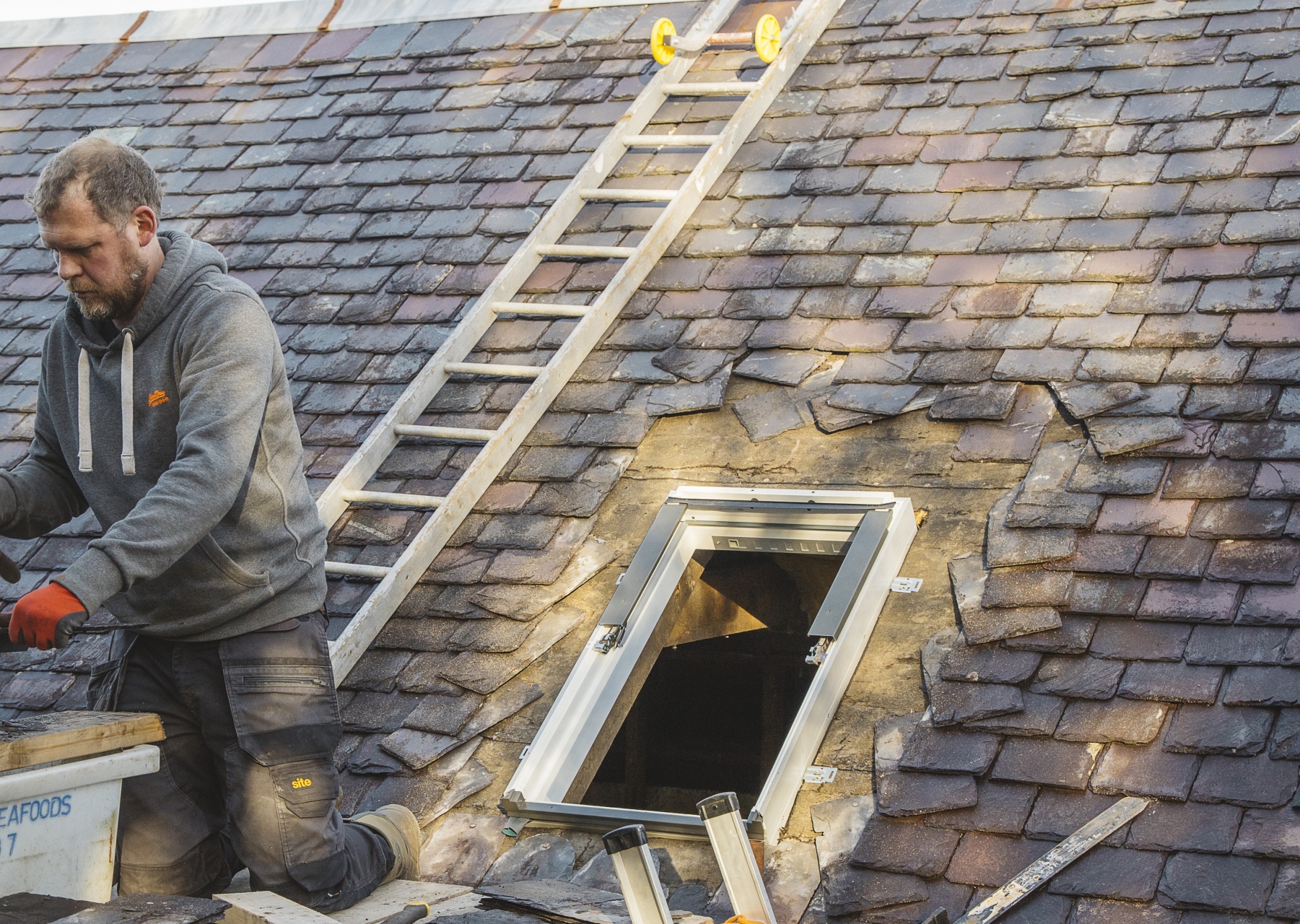 Stop Heat Loss & Draughts: A Complete Guide to Insulating Around Your Roof Windows