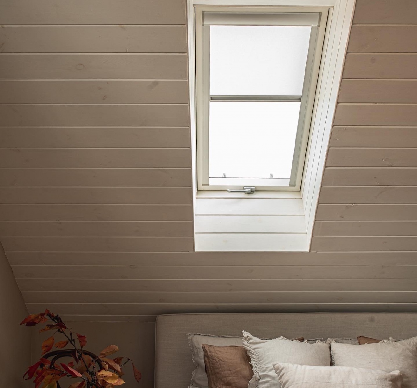 Roof window blind installation and maintenance made easy